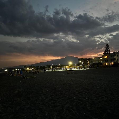 Appartamento I Puritani On The Beach จีอาร์ดีนี นักซอส ภายนอก รูปภาพ