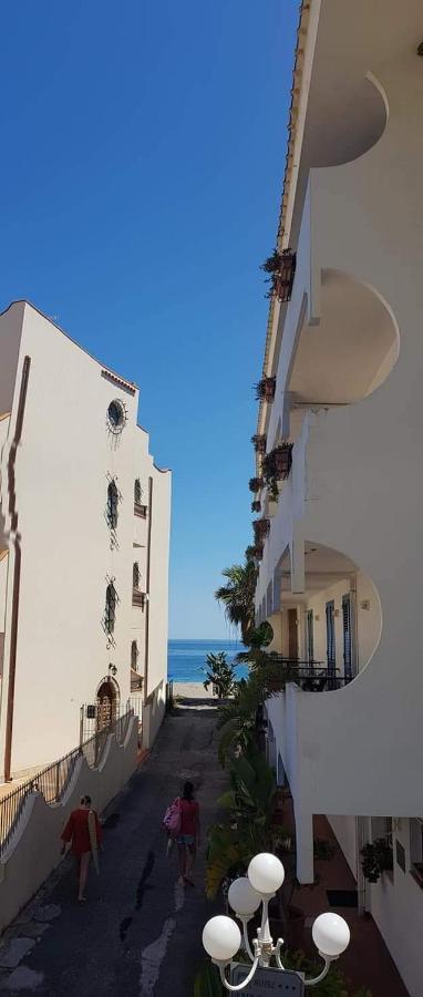 Appartamento I Puritani On The Beach จีอาร์ดีนี นักซอส ภายนอก รูปภาพ