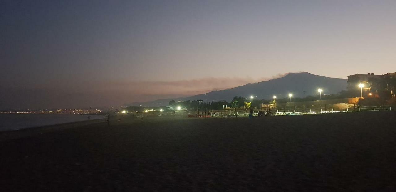Appartamento I Puritani On The Beach จีอาร์ดีนี นักซอส ภายนอก รูปภาพ