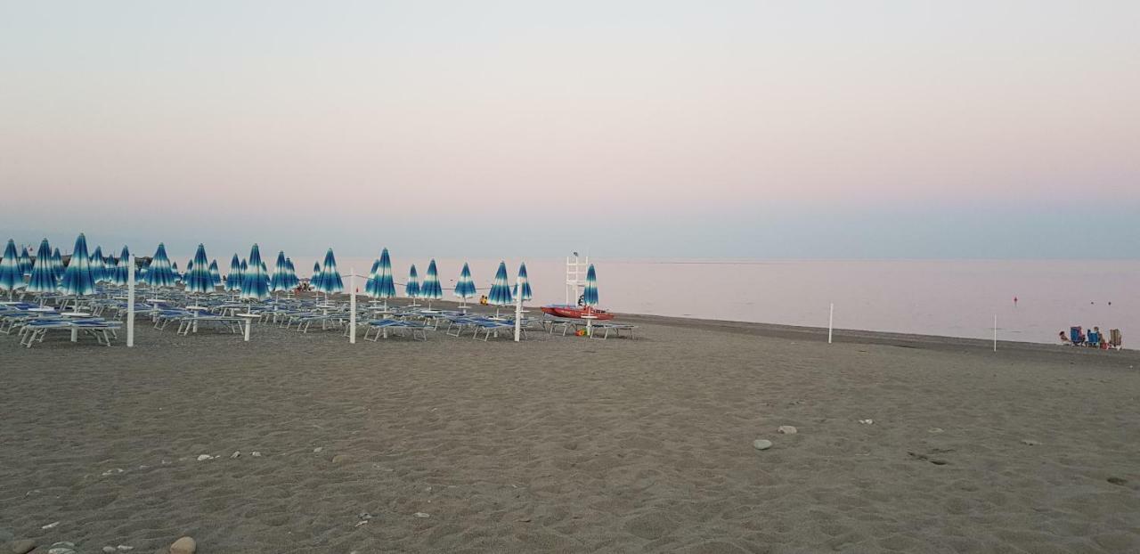 Appartamento I Puritani On The Beach จีอาร์ดีนี นักซอส ภายนอก รูปภาพ