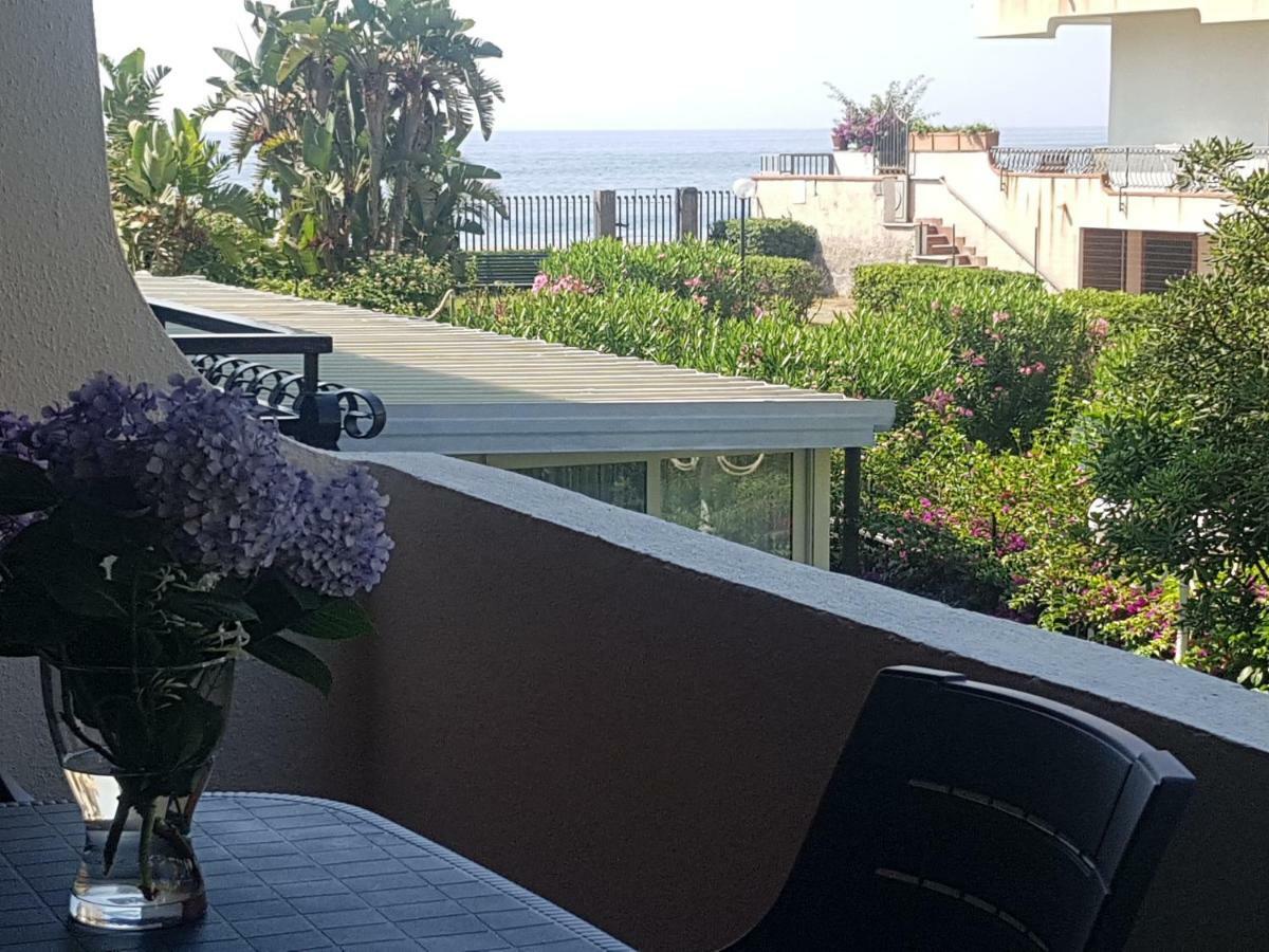 Appartamento I Puritani On The Beach จีอาร์ดีนี นักซอส ภายนอก รูปภาพ