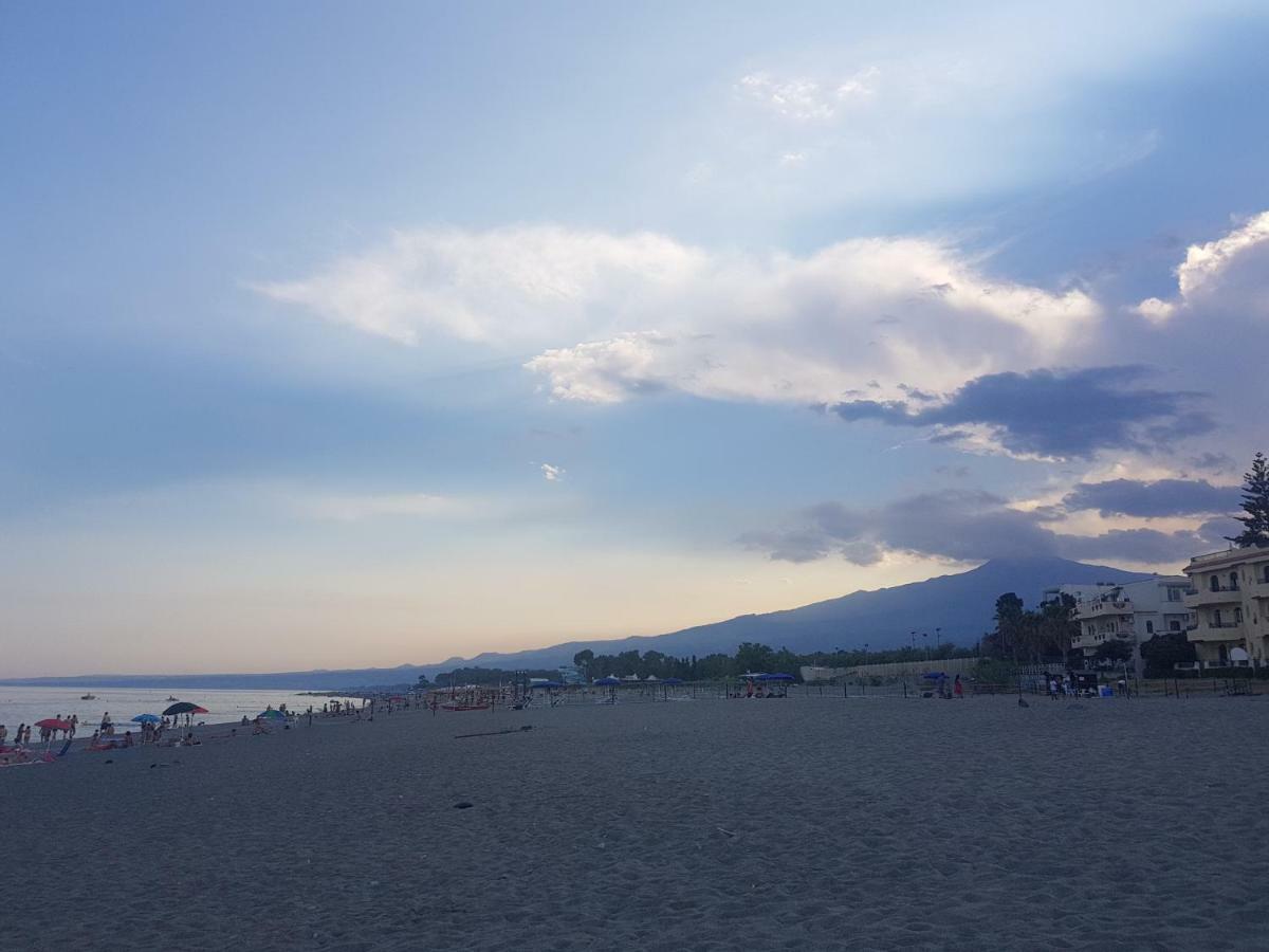 Appartamento I Puritani On The Beach จีอาร์ดีนี นักซอส ภายนอก รูปภาพ